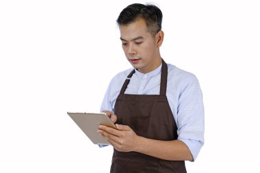 Asya yakışıklı genç garson tutan pad tablet, kahverengi renk bir