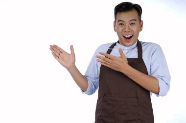 Kahverengi renk önlük ile Asyalı yakışıklı genç garson, izole 