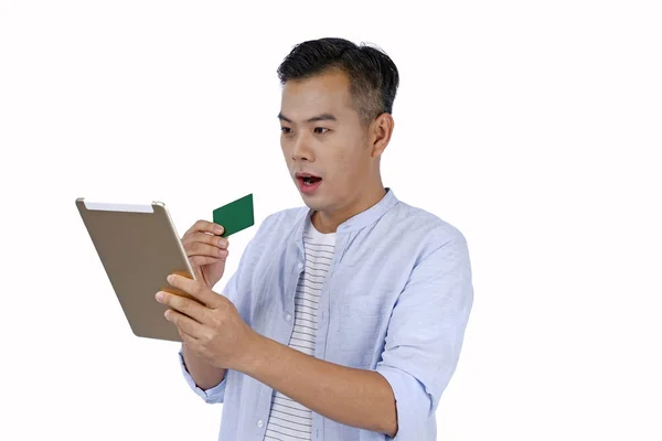 Азиатский красивый молодой человек с планшетом и кредитной картой, iso — стоковое фото