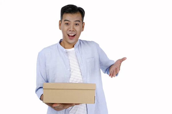 Asiático guapo joven sosteniendo eco caja de cartón, en brillante co — Foto de Stock