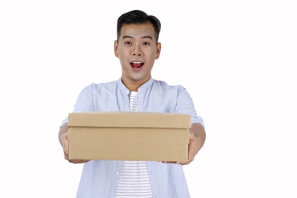 Asiático guapo joven sosteniendo eco caja de cartón, en brillante co — Foto de Stock