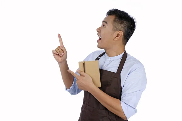 Asiático joven camarero guapo con delantal de color marrón, aislado en —  Fotos de Stock