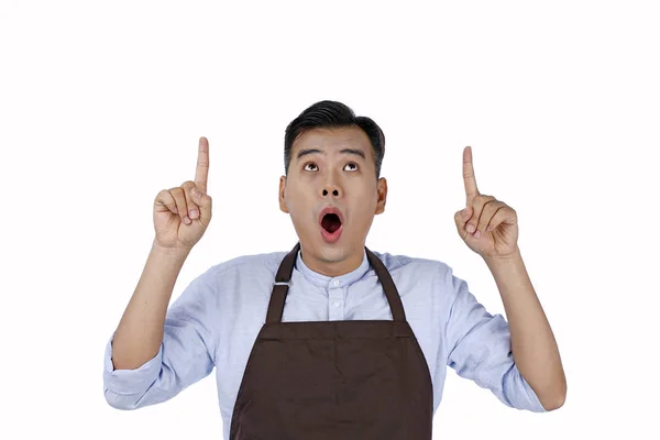Asiático joven camarero guapo con delantal de color marrón, aislado en —  Fotos de Stock