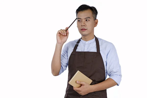 Pelayan muda tampan Asia dengan celemek warna coklat, terisolasi di wh — Stok Foto