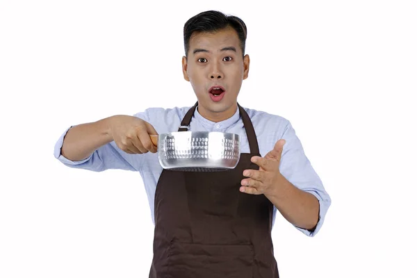 Ασίας όμορφος νέος άνθρωπος κρατώντας κατσαρόλα μάγειρα με καλή γεύση, βαλβίδες — Φωτογραφία Αρχείου