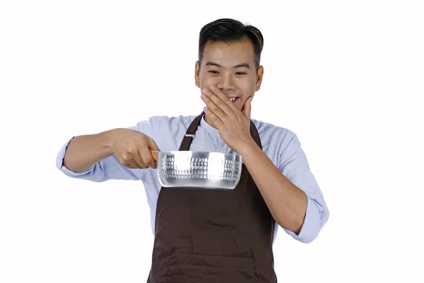 Asiático guapo joven sosteniendo cocinar olla con buen sabor, isol —  Fotos de Stock