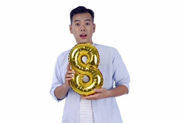 Asiatique beau jeune homme avec partie ballon feuille d'or, isolé — Photo