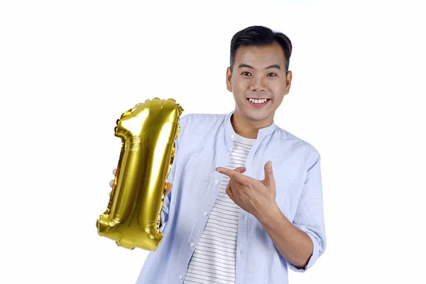 Asiatique beau jeune homme avec partie ballon feuille d'or, isolé — Photo