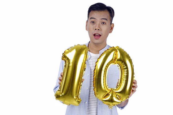 Asiatisk stilig ung man med parti guldfolie ballong, isolerad — Stockfoto