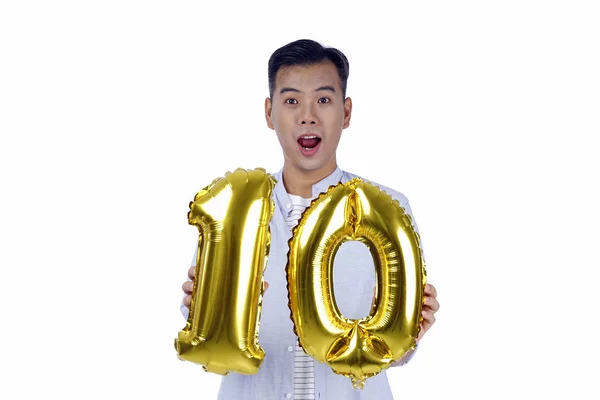 Ασίας όμορφος νέος άνδρας με κόμμα χρυσό μπαλόνι φύλλο, απομονωμένο — Φωτογραφία Αρχείου