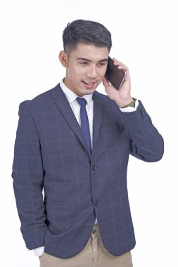 Akıllı telefon ile Asyalı genç çekici yakışıklı iş adamı, takım elbise giymek, beyaz arka plan izole