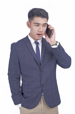 Akıllı telefon ile Asyalı genç çekici yakışıklı iş adamı, takım elbise giymek, beyaz arka plan izole