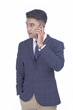 Akıllı telefon ile Asyalı genç çekici yakışıklı iş adamı, takım elbise giymek, beyaz arka plan izole