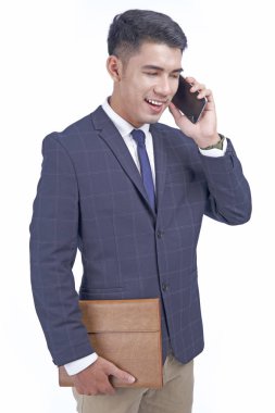 Akıllı telefon ile Asyalı genç çekici yakışıklı iş adamı, takım elbise giymek, beyaz arka plan izole