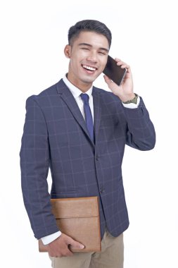 Akıllı telefon ile Asyalı genç çekici yakışıklı iş adamı, takım elbise giymek, beyaz arka plan izole
