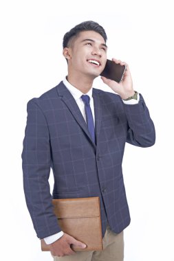 Akıllı telefon ile Asyalı genç çekici yakışıklı iş adamı, takım elbise giymek, beyaz arka plan izole