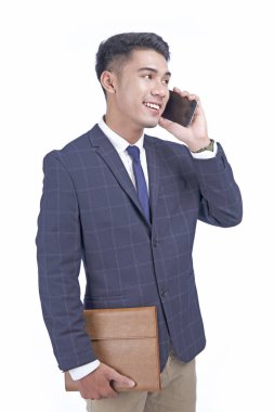 Akıllı telefon ile Asyalı genç çekici yakışıklı iş adamı, takım elbise giymek, beyaz arka plan izole