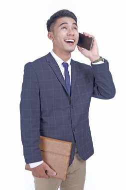 Akıllı telefon ile Asyalı genç çekici yakışıklı iş adamı, takım elbise giymek, beyaz arka plan izole