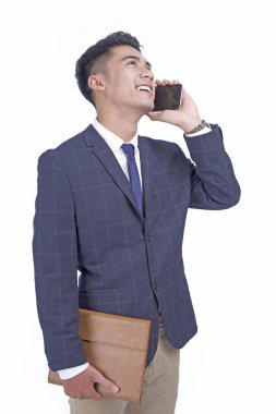 Akıllı telefon ile Asyalı genç çekici yakışıklı iş adamı, takım elbise giymek, beyaz arka plan izole