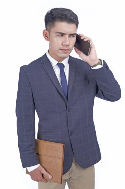 Akıllı telefon ile Asyalı genç çekici yakışıklı iş adamı, takım elbise giymek, beyaz arka plan izole
