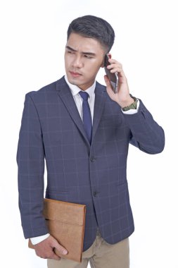 Akıllı telefon ile Asyalı genç çekici yakışıklı iş adamı, takım elbise giymek, beyaz arka plan izole