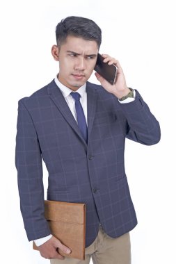 Akıllı telefon ile Asyalı genç çekici yakışıklı iş adamı, takım elbise giymek, beyaz arka plan izole