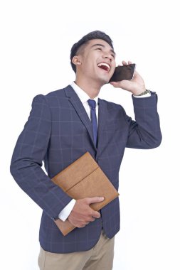 Akıllı telefon ile Asyalı genç çekici yakışıklı iş adamı, takım elbise giymek, beyaz arka plan izole