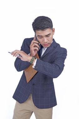 Akıllı telefon ile Asyalı genç çekici yakışıklı meşgul iş adamı, takım elbise giymek, beyaz arka plan izole
