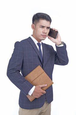 Akıllı telefon ile Asyalı genç çekici yakışıklı iş adamı, takım elbise giymek, beyaz arka plan izole