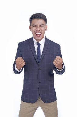 Gümüş kupa ile Asyalı genç çekici yakışıklı iş adamı, kazanan kavramı, beyaz arka plan üzerinde izole