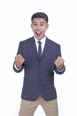 Gümüş kupa ile Asyalı genç çekici yakışıklı iş adamı, kazanan kavramı, beyaz arka plan üzerinde izole