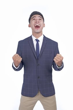 Gümüş kupa ile Asyalı genç çekici yakışıklı iş adamı, kazanan kavramı, beyaz arka plan üzerinde izole