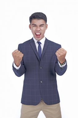 Gümüş kupa ile Asyalı genç çekici yakışıklı iş adamı, kazanan kavramı, beyaz arka plan üzerinde izole