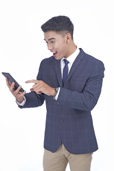 スマートフォンを持つアジアの若い魅力的なハンサムなビジネスマンは、スーツを着用し、白い背景に隔離 — ストック写真