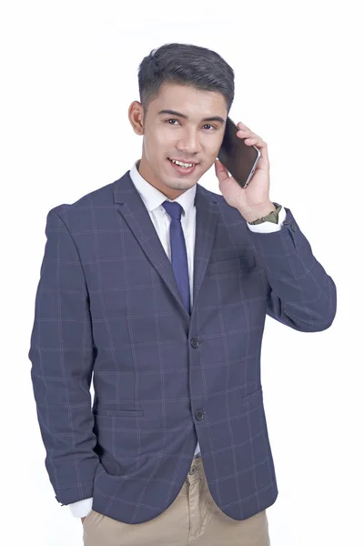 Asiatico giovane attraente bell'uomo d'affari con smart phone, vestito, isolato su sfondo bianco — Foto Stock
