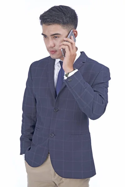 Asiatique jeune homme d'affaires attrayant beau avec téléphone intelligent, costume, isolé sur fond blanc — Photo