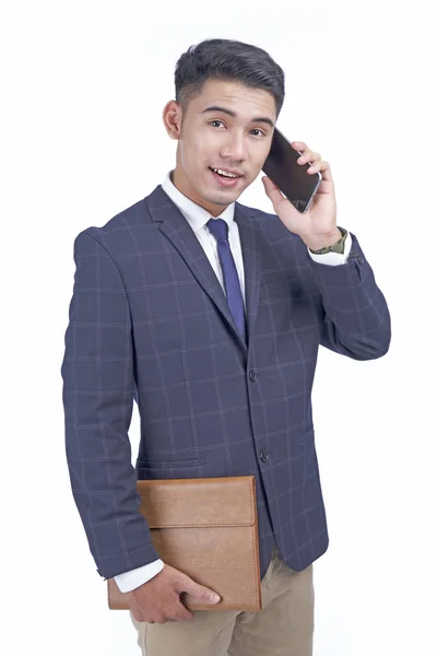 Asiatico giovane attraente bell'uomo d'affari con smart phone, vestito, isolato su sfondo bianco — Foto Stock