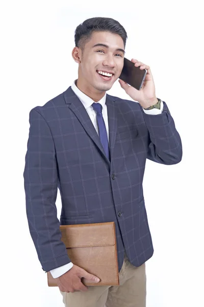 Asian młody atrakcyjny przystojny biznes człowiek z inteligentny telefon, nosić garnitur, izolowane na białym tle — Zdjęcie stockowe