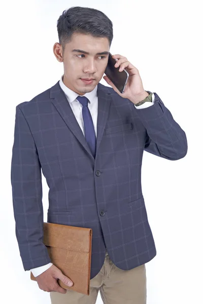 Asian młody atrakcyjny przystojny biznes człowiek z inteligentny telefon, nosić garnitur, izolowane na białym tle — Zdjęcie stockowe