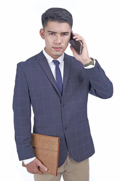 Asijský mladý atraktivní obchodní muž s chytrým telefonem, oblečením, izolovaný na bílém pozadí — Stock fotografie
