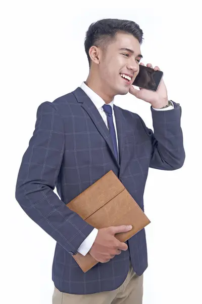 スマートフォンを持つアジアの若い魅力的なハンサムなビジネスマンは、スーツを着用し、白い背景に隔離 — ストック写真
