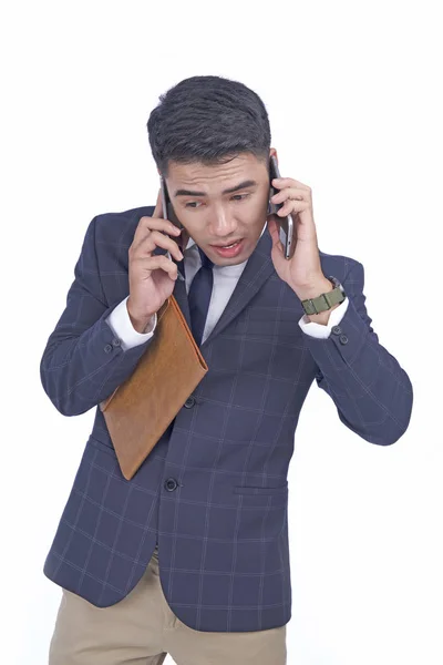 Asian młody atrakcyjny przystojny zajęty biznes człowiek z inteligentny telefon, nosić garnitur, izolowane na białym tle — Zdjęcie stockowe