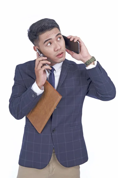 Азиатский молодой привлекательный привлекательный занятой деловой человек со смартфоном, носить костюм, изолированные на белом фоне — стоковое фото