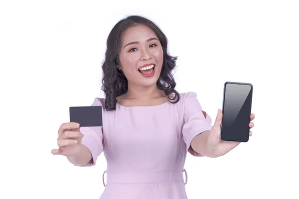 Asiatiska unga attraktiv ganska vacker kvinna med smart telefon och kreditkort köp online shopping, isolerad på vit bakgrund — Stockfoto