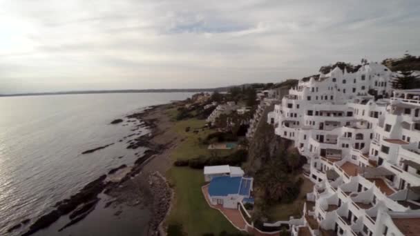 Photo aérienne avec drone hôtel, Casapueblo est un bâtiment construit par l'artiste uruguayen Carlos Pez Vilar situé à Punta Ballena, à 13 km de Punta del Este 