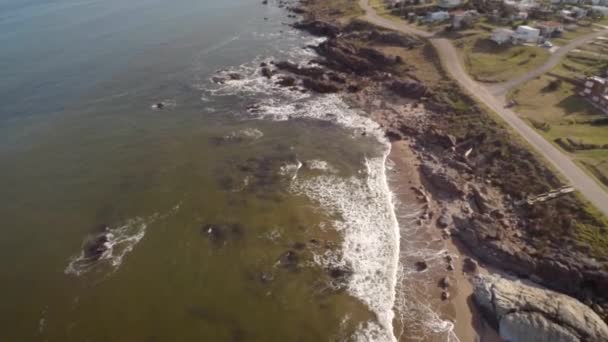 Vista Aérea Rua Costa Belas Ondas Quebrando Sobre Rochas Punta — Vídeo de Stock