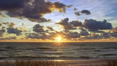 Baltık Denizi, bulutlu gün batımı