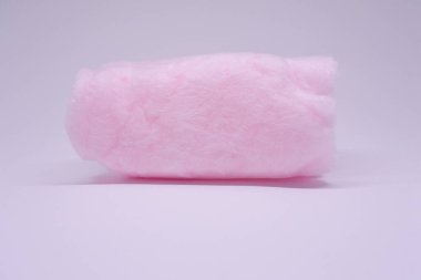 Pamuk helva beyaz arka planda geleneksel tatlı atıştırmalıklar. Arum Manis, bir çocuğun favorisi.