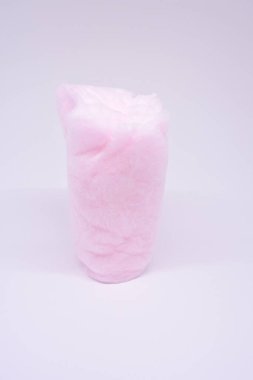 Pamuk helva beyaz arka planda geleneksel tatlı atıştırmalıklar. Arum Manis, bir çocuğun favorisi.