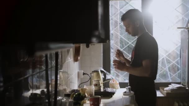 Человек Управляющий Чашкой Свежего Кофе Нюхающий Аромат — стоковое видео